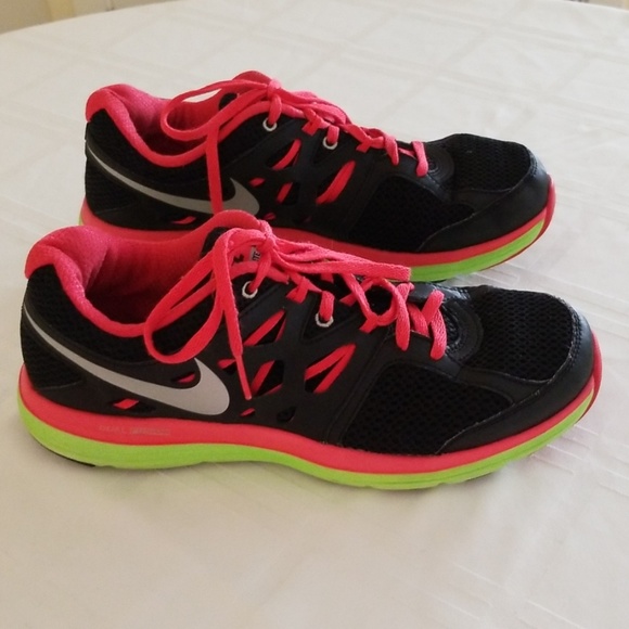 Nike Shoes - 🧨🧨SUMMER SALE🧨🧨Nike Dual Fusionlite Sneakers